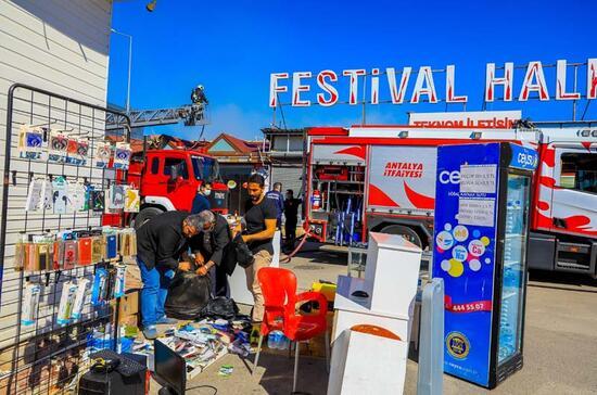 Antalya Festival Çarşısı'nda korkutan yangın