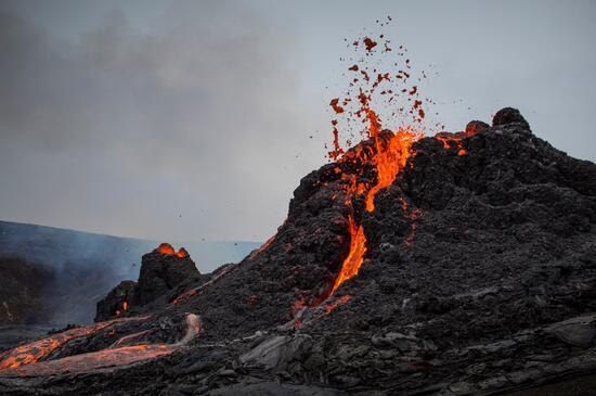 İzlanda'da binlerce yıldır uyuyan Fagradals Yanardağı faaliyete geçti