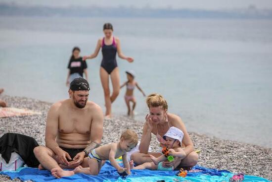 Kısıtlamadan muaf turistler Konyaaltı Sahili'nde