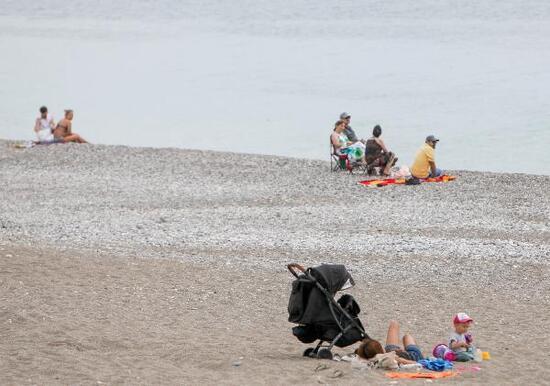Kısıtlamadan muaf turistler Konyaaltı Sahili'nde