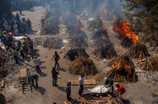 Hindistan'da kabus: Krematoryumlarda yer kalmadı, ölenler otoparklarda toplu yakılıyor