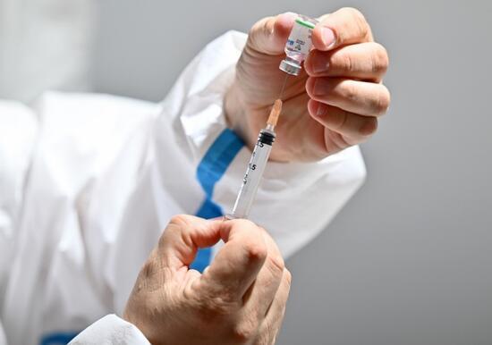 COVID-19'a karşı iki yılda bir ek aşı uygulanması gerekebilir mi? Dikkat çeken rapor