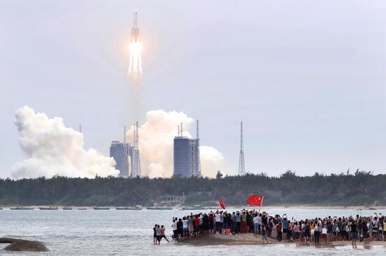 Çin'in uzaya yolladığı roketin gövdesi kontrolden çıktı: Parçaları Dünya'ya düşebilir