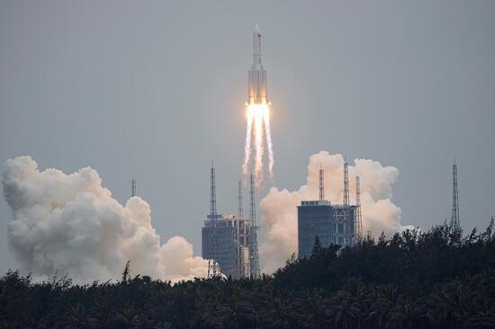 Çin'in uzaya yolladığı roketin gövdesi kontrolden çıktı: Parçaları Dünya'ya düşebilir