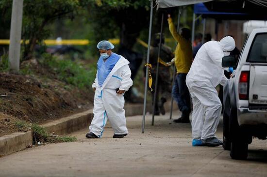 El Salvador'da cinayetle suçlanan eski polisin bahçesinde 10 ceset daha bulundu