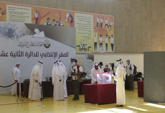 Katar'da ilk kez yapılan milletvekili seçimleri için oy verme işlemi başladı
