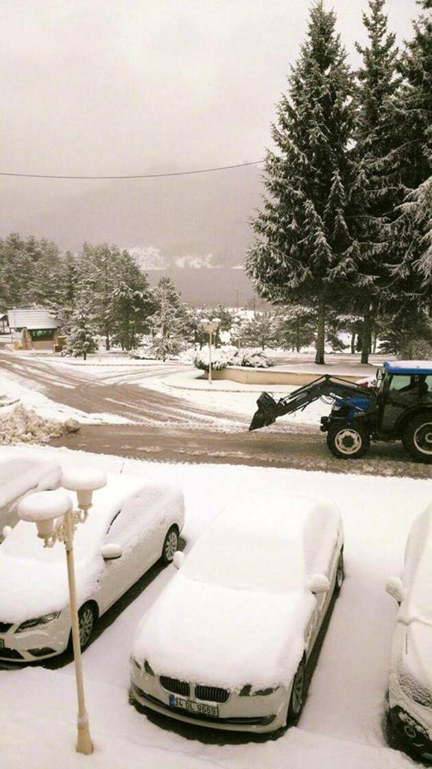 Bolu'da kar yolları kapattı 