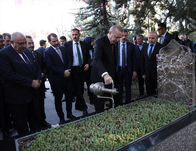 Son dakika&hellip; Cumhurbaşkanı Erdoğan Alparslan Türkeş'in mezarını