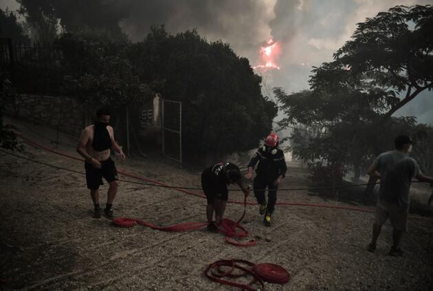 Φωτιά στην Ελλάδα: Έφτασε σε οικισμούς