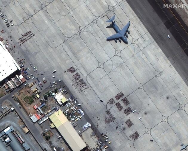 Binlerce kişi ülkeden kaçmaya çalışıyor: Kabil Havalimanı’ndaki kalabalık uydudan böyle görüntülendi