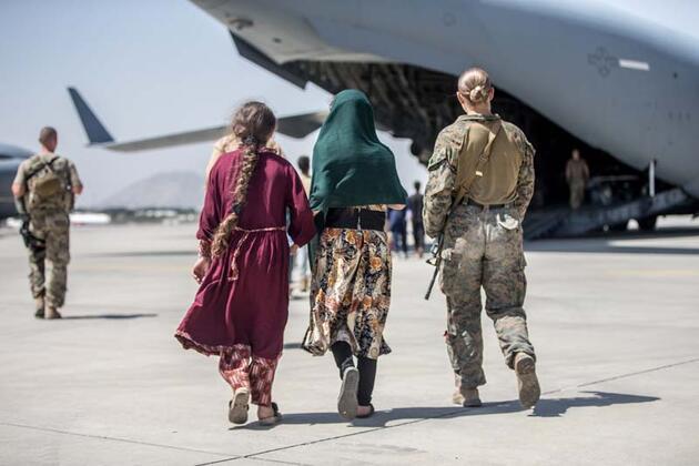 Taliban: Güçlerimiz kadınlarla nasıl konuşulacağını bilmiyor, geçici bir süre evden çıkmayın