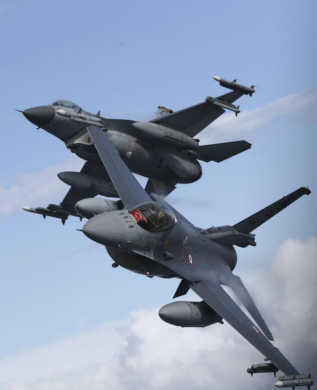 Türk F-16'ları semalarda! NATO sınırları onlara emanet