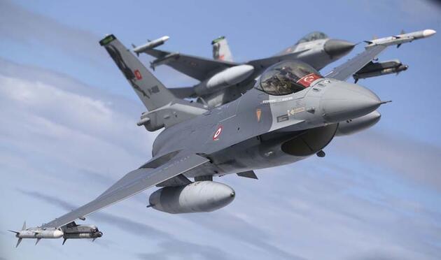 Türk F-16'ları semalarda! NATO sınırları onlara emanet