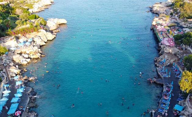 Akdeniz'in 'doğal havuzu' Yapraklı Koy tatilcilerin gözdesi oldu