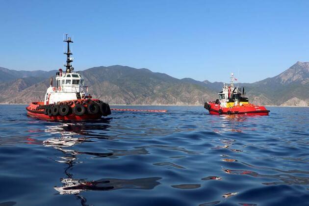 'Nene Hatun Acil Müdahale Gemisi' Akdeniz'deki petrol sızıntısına ilişkin temizlik çalışmasına başladı