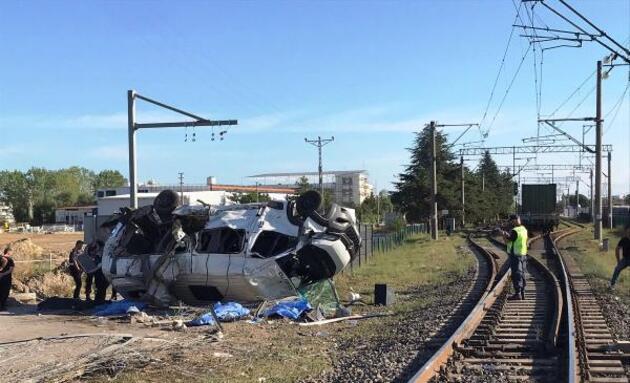 Son dakika... Tekirdağ'da tren minibüse çarptı: 6 ölü