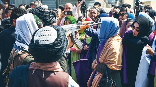 Afganistan'da Taliban'a karşı eylem yapan kadınlar: 