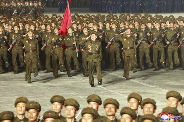 Kuzey Kore lideri Kim Jong-un'dan gövde gösterisi: Kim'in zayıflığı törenin önüne geçti