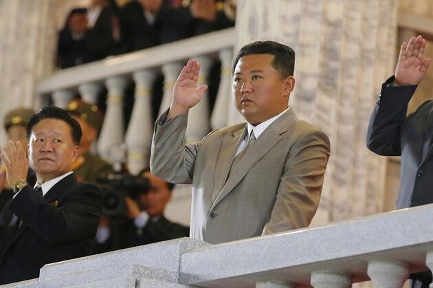 Kuzey Kore lideri Kim Jong-un'dan gövde gösterisi: Kim'in zayıflığı törenin önüne geçti