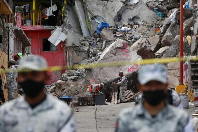Meksika'da kayalar evlerin üzerine düştü: Ölü ve kayıplar var