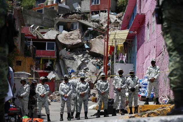 Meksika'da kayalar evlerin üzerine düştü: Ölü ve kayıplar var