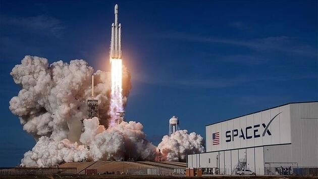 SpaceX'in astronot olmayan yolcuları uzay seyahatine başlıyor