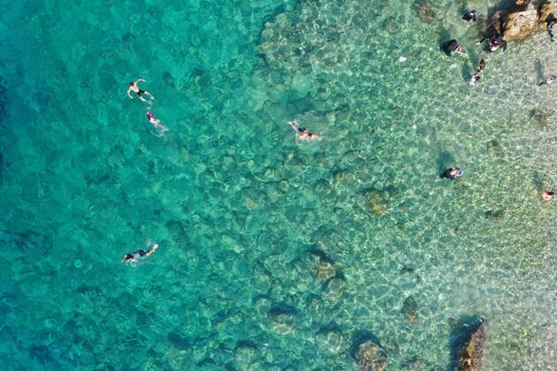 Akdenizin 'gizli cenneti' Karamağara Koyu tatilcilerin akınına uğruyor