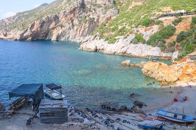 Akdenizin 'gizli cenneti' Karamağara Koyu tatilcilerin akınına uğruyor