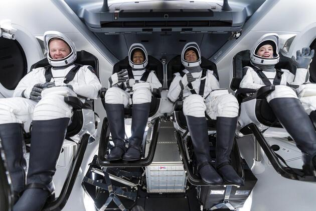 Tarihi an: Dört yolcunun üç gün sürecek uzay yolculuğu başladı