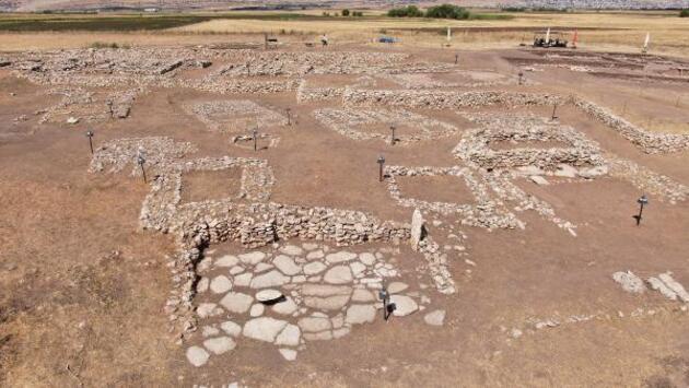Çayönü Höyüğü'nde 5 bin yıllık sandık mezar bulundu