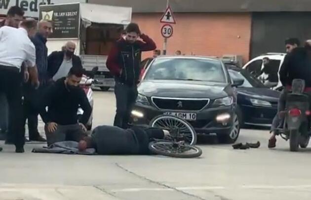Otomobille çarptığı bisikletlinin başında ambulansı bekledi