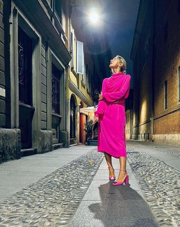 Hadise pembe elbisesiyle İtalya sokaklarını yaktı!