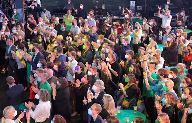 Almanya'da Yeşiller Partisi tarihinin en iyi seçim sonucunu genç seçmenler sayesinde aldı