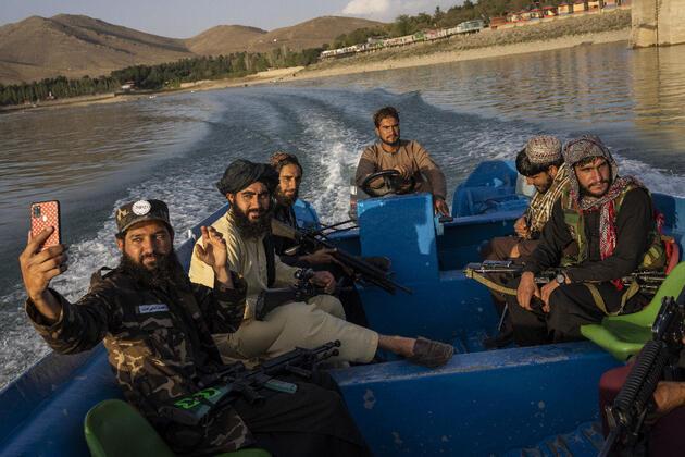 Taliban'dan askerlere uyarı: Selfie çekmeyin