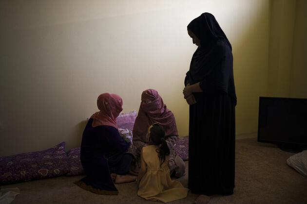 Taliban, taciz ve şiddetten kaçıp sığınma evine giden Afgan kadınları cezaevine yerleştirdi