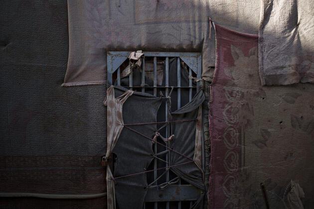 Taliban, taciz ve şiddetten kaçıp sığınma evine giden Afgan kadınları cezaevine yerleştirdi
