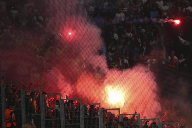 Marsilya-Galatasaray maçında tribünler karıştı