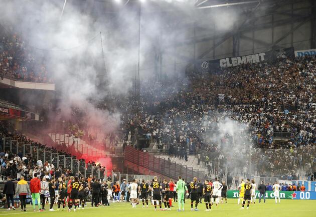 Marsilya-Galatasaray maçında tribünler karıştı