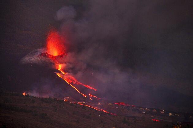 La Palma'daki yanardağ patlamasının ardından lav akışı böyle görüntülendi