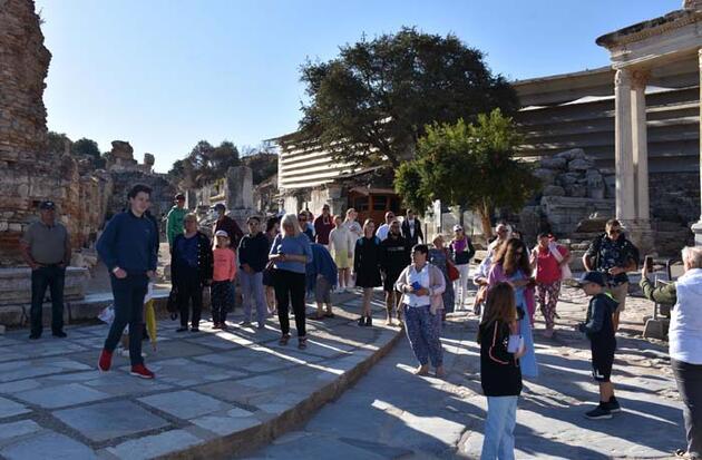 Tarih turizminin gözdesi Efes'te pandeminin izleri siliniyor