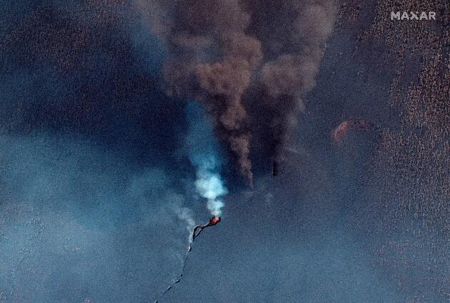 Cumbre Vieja yanardağından yükselen duman ve kül uzaydan görüntülendi