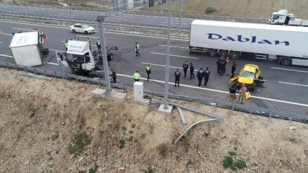 Çatalca Kuzey Marmara Otoyolu'nda taksiyle kamyonet kafa kafaya çarpıştı; 1 ölü 2 ağır yaralı