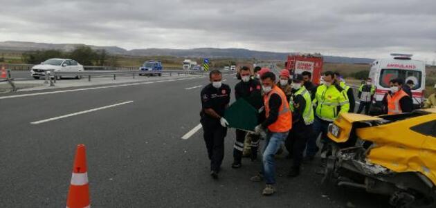 Çatalca Kuzey Marmara Otoyolu'nda taksiyle kamyonet kafa kafaya çarpıştı; 1 ölü 2 ağır yaralı