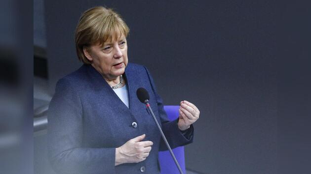 Angela Merkel'in at üstünde heykeli yapıldı
