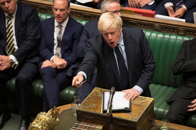 İngiltere'de siyasete damga vuran istifa: Johnson konuştuğu an karşı tarafa geçti!