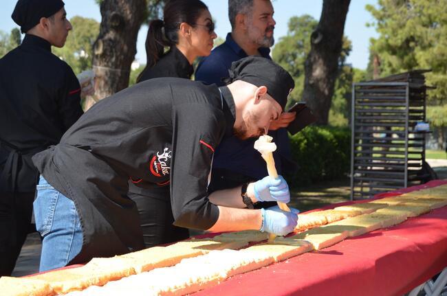 İzmir'de 2 bin 842 metre uzunluğundaki pasta ile rekor kırıldı