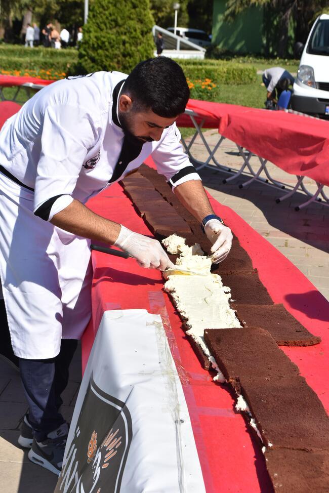 İzmir'de 2 bin 842 metre uzunluğundaki pasta ile rekor kırıldı