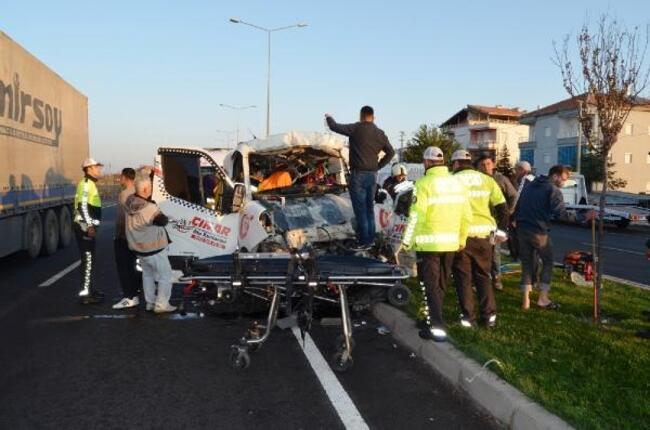 Aksaray'da Kamyona Çarpan Çekicinin Şoförü Hayatını Kaybetti