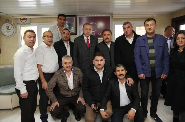 Cumhurbaşkanı Erdoğan'dan taksi durağına ziyaret