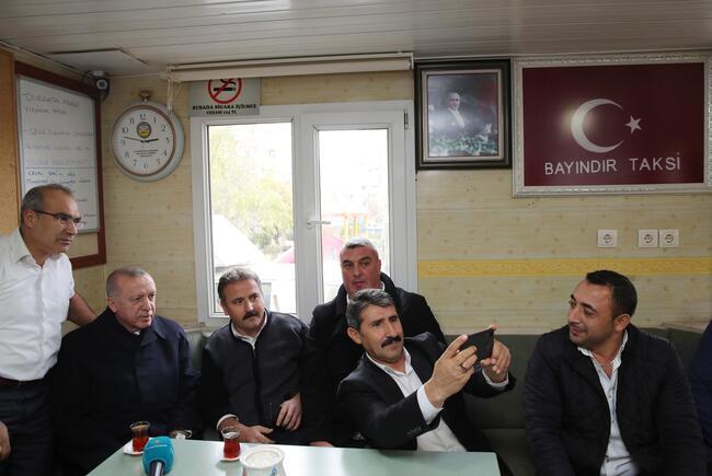 Cumhurbaşkanı Erdoğan'dan taksi durağına ziyaret